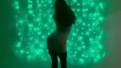 Odtwórz Niegrzeczni striptizerki stają się mokre i dzikie: masturbacja chaos w filmie porno