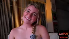 Reproducir POV Nena rubia monta y acaricia la dura polla de su novio