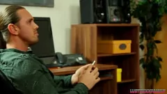 Abspielen Schamlose Blondine in Strümpfen wird im Büro mit dem Sperma ihres Bruders gefüllt