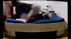 Oynat Livia sürtük korkak büyük bir horoz deepthroats ve ellerini kullanmadan cum'un her damlasını yutar