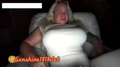 Jouer Regardez Angela, la WebCamwhore du sunshine1818club, avec ses gros seins, se déchaîner avec des jeux anaux, des orgasmes de giclée et des jouets sexy.
