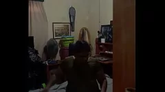 Jouer Chubby Brij Bridges branle sa bite poilue dans une robe olive, léchant et éjaculant dans un reflet de miroir