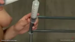 تشغيل ممرضات مثليه متحمسات يرتدين الملابس الداخلية ينخرطن في ممارسة الجنس الشرجي الشديد مع قضيب جلدي ومشعرات