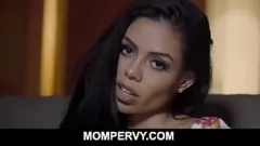 Reproduzir A madrasta colombiana Canela Skin é fodida forte pelo enteado em uma sessão POV de hardcore selvagem