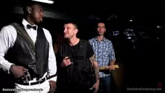 Jouer Sadie Santana in una bizzarra gangbang con diversi uomini dal cazzo grosso: dominazione anale, spalancata e hardcore