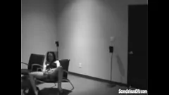 Jouer Una troia amatoriale matura stuzzica e si sditalina la figa bagnata con un giocattolo nascosto dalla borsetta in una scandalosa sessione da solista