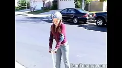 Jouer Teen Topanga Babe : Scène de masturbation érotique en plein air avec une petite chatte rasée