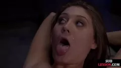 Redare Micuță în sclavie bdsm își primește o bătută și biciuită în fund și păsărică de stăpânii ei dominanti într-o pedeapsă erotică perversă