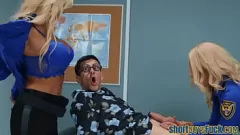 Abspielen Eine kurvige MILF in Strümpfen und Netzstrümpfen wird bei einem heißen Dreier von einem kleinen Kerl geknallt