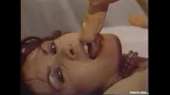 Odtwórz Przeżyj lata 80. z klasyczną gwiazdą porno Janey Robbins, która głęboko wciąga penisa i bawi się cipką, aż do spuszczenia