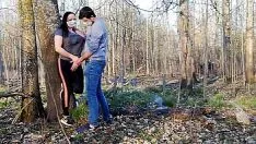 Sex im Wald mit einem Gesicht, das mit einer Maske im Mund fickt