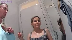 Oynat Yemek Yapmadan Önce Erkek Arkadaşına Diz Boyu Sakso Veriyor