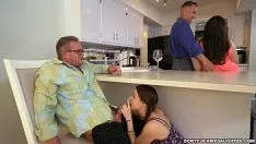 Redare sex cu bruneta care suge pula pe ascuns