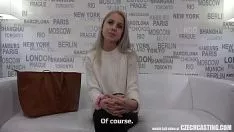 Abspielen Geile Blondine fickt ihre Muschi viel und intensiv