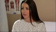 Oynat Doktor bir hastanın kedi içine parmaklarını ve dilini koyarak
