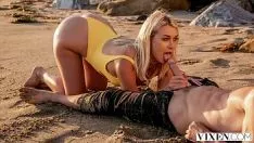 Jouer La figa fa sesso sul lettino con il suo bellissimo fidanzato con un grosso cazzo