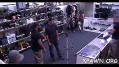 Abspielen Das blonde Mädchen lutscht vor Geilheit einen Schwanz