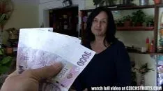 Odtwórz Babcia zostaje zmuszona przez siostrzeńca do ssania kutasa Xxx wyruchanego za pieniądze