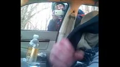 Reproducir Filmado mientras hace su pata en el coche