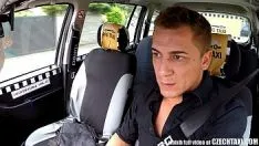 Abspielen Taxifahrt und ungeschützter Sex auf dem Rücksitz mit einer schüchternen Blondine