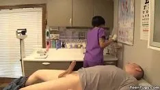 تشغيل الطبيب في المكتب يفرك قضيب الرجل للنائم