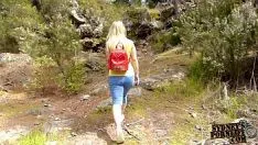 Jouer Un enorme culo di bionda nuda sulla montagna scopa brutalmente