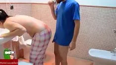 Reproducir Follar el inodoro en el inodoro y taburete mientras la nena se lava los dientes