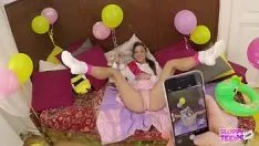 Dziewica Tinder potarła swoją cipkę w wieku 18 lat