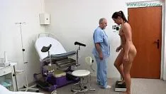 تشغيل طبيب نسائي عديم الجدوى يثير مريضه للسيطرة