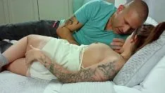 Abspielen Olivia mit Massageöl eingerieben verliert ihre Jungfräulichkeit mit ihrem glücklichen Liebhaber