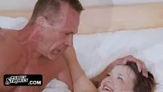 Abspielen Der Stiefvater fickt sein junges Gesicht