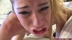 تشغيل يمارس الجنس مع بوسها مع الديك الأسود العملاق