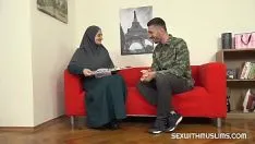 تشغيل العربية الملاعين بشدة مع ذكر في سن المراهقة مع مزاج كس ضيق