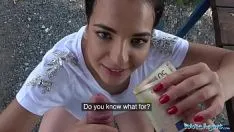 Reproduzir Festa de sexo com um rastreador que leva dinheiro para chupar pau
