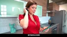 Oynat milfa nette sürtük kızın resimlerini bulur ve yapay penis ile onu kedi içinde sikikleri