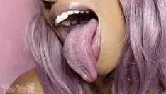 Abspielen Pornofilme mit Müttern nehmen die Zunge ihres Sohnes in den Mund und bringen ihn dazu, ihre Muschi zu zungen