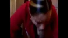Reproducir La joven le hace una paja a su novio