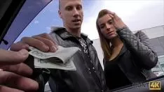 Reproducir Chica super linda montando un coche da mamada y sexo