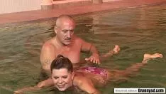 Jouer Insegna alla sua ragazza a nuotare finché il suo cazzo non diventa duro e lui la scopa bene