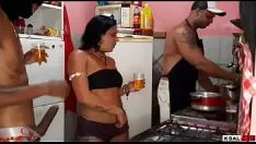 Abspielen Junger Mann fickt eine reife Frau, die sie so brutal wie möglich in den Mund ficken will