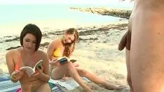 Abspielen Angela am Strand in Costinesti hat Sex mit einem begabten Touristen