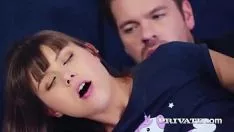 Odtwórz Dzieciak pieprzył się na przemian w jej cipkę i dupę