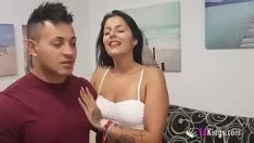 Abspielen Die dünne junge Frau, die zu einem Casting für Pornofilme kommt und es unbedingt sein will