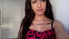 Pelirroja de tetas pequeñas que toma duro su coño y le chupa la polla hasta que se atraganta