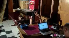 Reproducir Morena con culo demencial que también hace espectáculo cuando la follan