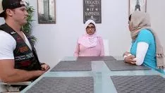 تشغيل ينتقل الانحراف إلى مستوى آخر مع امرأة ناضجة ترضيه بهذه الطريقة