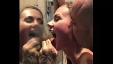 Jouer Sexe avec une jeune femme aux gros et beaux seins qui aime aller aux toilettes
