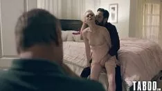 Jouer Il te connaît comme un bon garçon pour lui baiser durement la chatte
