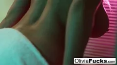 Abspielen Die superschlampige Olivia Austin wird unter der Dusche nass und wild