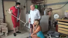 Reproducir Viejo pervertido finge un desmayo para desvirgar a una adolescente rubia tetona en el sótano